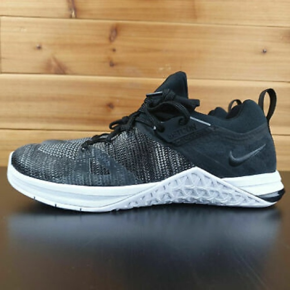Nike Black and White Women's Athletic Shoes